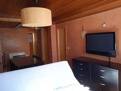 Una televisión o centro de entretenimiento en Apartamentos Candanchu 3000