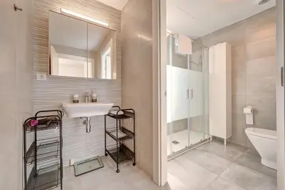 Un baño de Zizur Confort by Clabao