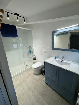 Un baño de El Niu de Claravalls