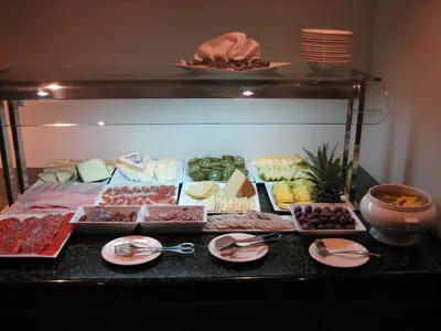 Comida en o cerca de este hotel