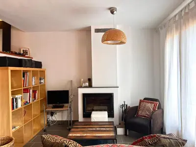 Una televisión o centro de entretenimiento en Dúplex Can Marc - L'Amfitriona