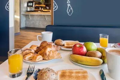 Comida en o cerca de este hotel