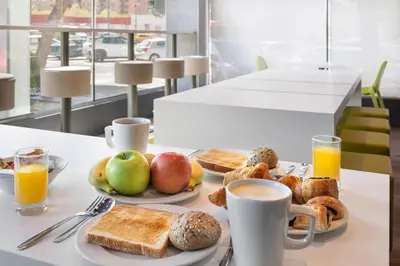 Comida en o cerca de este hotel