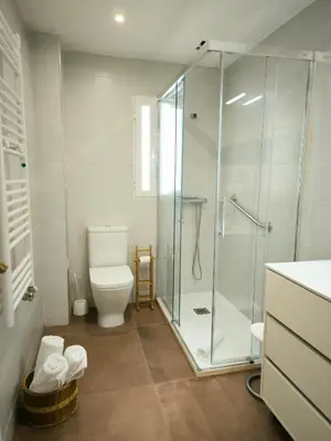 Un baño de Las Torres del Centro by Alogest - parking opcional