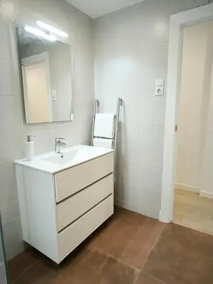 Un baño de Las Torres del Centro by Alogest - parking opcional