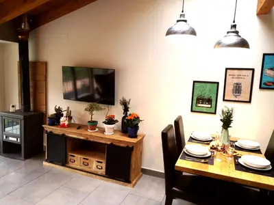 Una televisión o centro de entretenimiento en La casa de Sara
