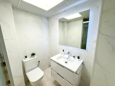 Un baño de El Aguila Del Pilar ComoTuCasa