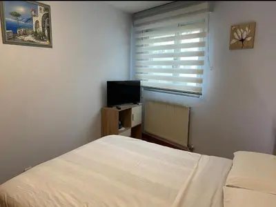 Una televisión o centro de entretenimiento en Pamplona Room