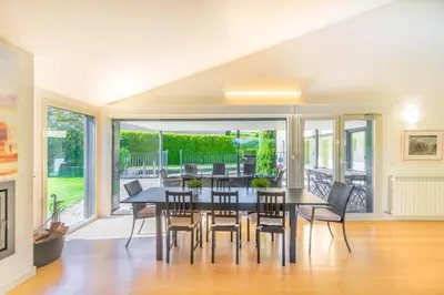 Zona de estar de Espectacular casa de diseño con piscina en Navarra