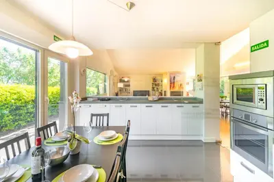 Una cocina o zona de cocina en Espectacular casa de diseño con piscina en Navarra