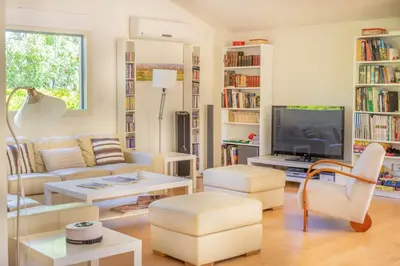 Una televisión o centro de entretenimiento en Espectacular casa de diseño con piscina en Navarra