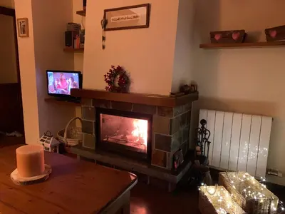 Una televisión o centro de entretenimiento en APARTAMENT ESTERRI D'ÀNEU - EDIFICI MONTARDO