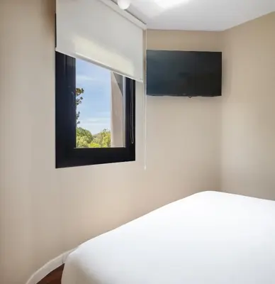 Una televisión o centro de entretenimiento en Hotel Ureder