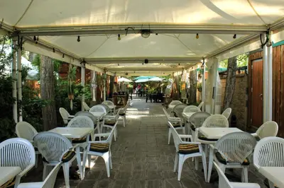 Un restaurante o sitio para comer en Camping Pirineos Cien Lagos