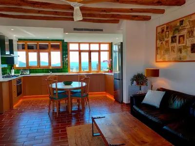 Una cocina o zona de cocina en Les Voltes III - stunning 5BD home with panoramic views in hilltop wine village