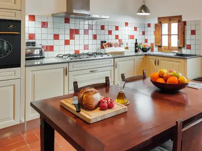 Una cocina o zona de cocina en Les Voltes III - stunning 5BD home with panoramic views in hilltop wine village