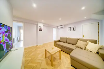 Una televisión o centro de entretenimiento en Apartamento San Lazaro a 5 Min Pabellon Principe Felipe con opcion a Parking