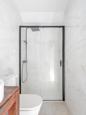 Un baño de Ático Canfranc alquiler larga estancia