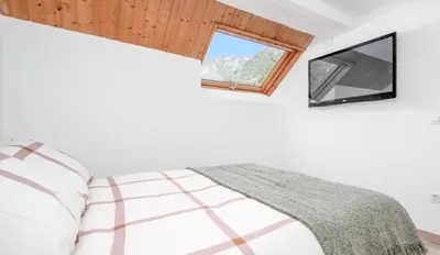 Cama o camas de una habitación en Ático Canfranc alquiler larga estancia