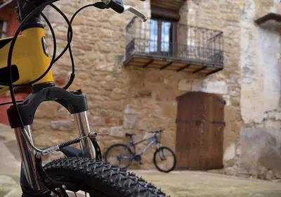 Montar en bicicleta en Patio con barbacoa: disfruta del Matarraña o alrededores