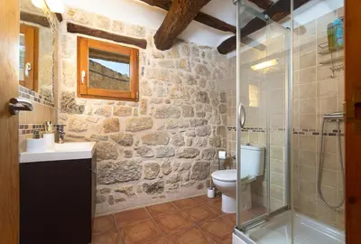 Un baño de Patio con barbacoa: disfruta del Matarraña
