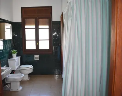 Un baño de Casa para 12 con jardín en Chía, Benasque La Casa del Tilo