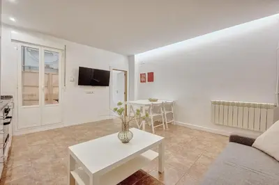 Una televisión o centro de entretenimiento en La casa de los cuadros by Clabao