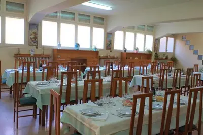 Un restaurante o sitio para comer en Residencia Sagrada Familia