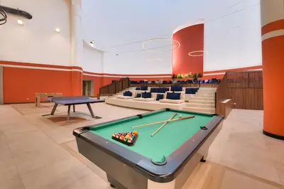 Mesa de billar en Livensa Living Pamplona Albergue Juvenil