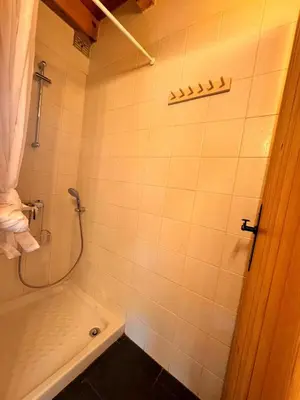Un baño de La central de Azparren, junto a la Selva de Irati