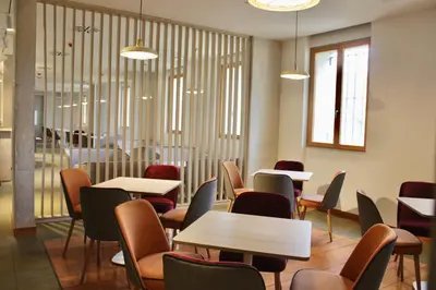 Un restaurante o sitio para comer en Balneario de la Albotea