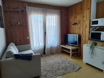 Una televisión o centro de entretenimiento en Gala by Cardi Suites