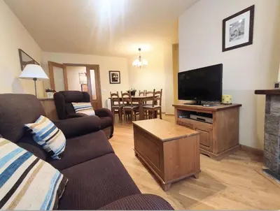 Una televisión o centro de entretenimiento en CHECK-IN CASAS La casa de Conques