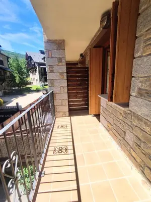 Un balcón o terraza de CHECK-IN CASAS La casa de Conques