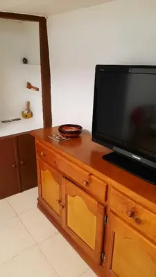 Una televisión o centro de entretenimiento en Ca la Paca