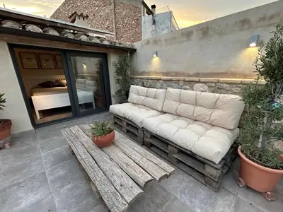 Zona de estar de Ático con terraza en Capçanes