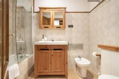Un baño de Luderna - Apto con terraza Cap de la Vila