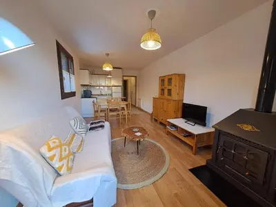 Una televisión o centro de entretenimiento en LA GINESTA 3, Apartaments de muntanya