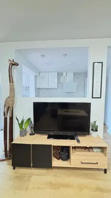Una televisión o centro de entretenimiento en SantaLucía