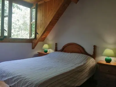 Cama o camas de una habitación en Chimenea y espacio para todos, ideal para famílias - Isard 2
