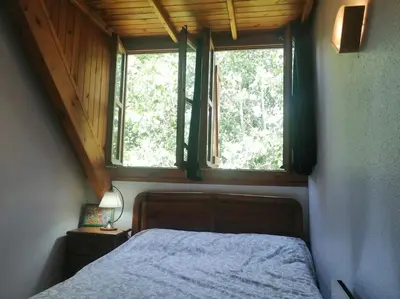 Cama o camas de una habitación en Chimenea y espacio para todos, ideal para famílias - Isard 2
