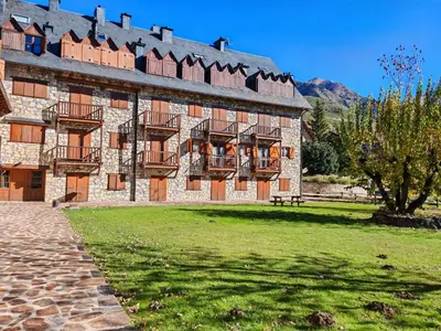 Jardín al aire libre en Chimenea y espacio para todos, ideal para famílias - Isard 2