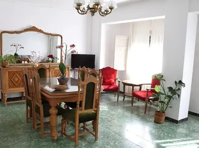 Una televisión o centro de entretenimiento en Acogedor Apartamento Rústico en Pirineos