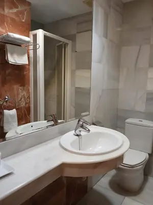 Un baño de Hostal Los Infantes