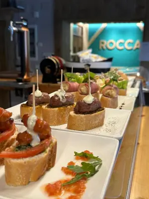 Comida en o cerca de este apartahotel