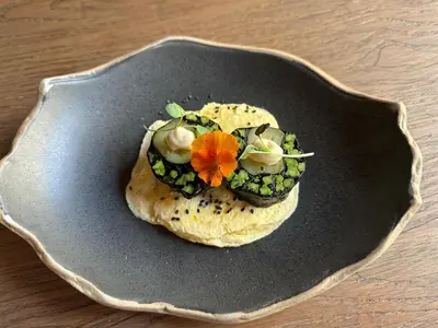 Comida en o cerca de este apartahotel