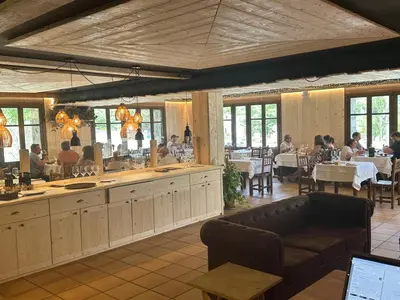 Un restaurante o sitio para comer en Roca Nevada Suites