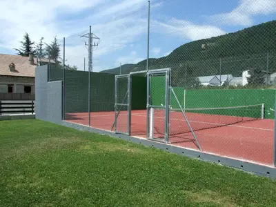 Instalaciones para jugar a tenis o squash en Roca Nevada Suites o alrededores