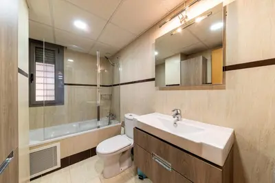 Un baño de Apartamento en Delicias 'Hector' - Parking Incluido