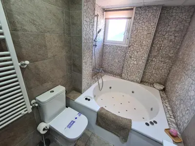 Un baño de Dos Torres Ribera Play & Relax con Jacuzzi y cine